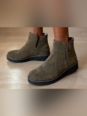 Clarks Taupe Suede Ankle Boots Side Zip Chunky Lug Sole Booties size 10